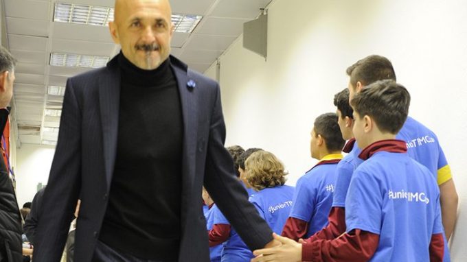 spalletti-e-giocatori-dellinter-accolti-dai-ragazzi-jtc