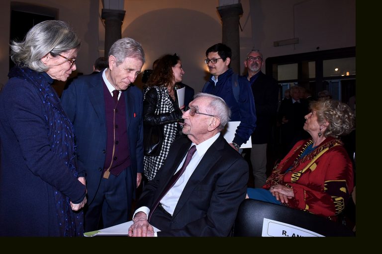 Giuseppe Guzzetti vincitore della VIII edizione del Premio Lazzati. Alla sua destra, il presidente di Ambrosianeum Marco Garzonio e Margherita Lazzati