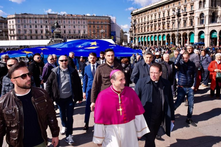 L'Arcivescovo al flash-mob per l'Europa svoltosi recentemente in piazza Duomo