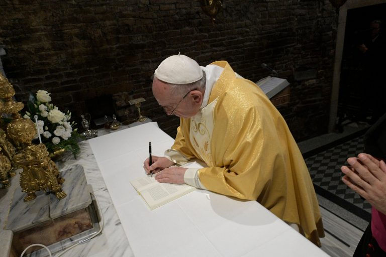 Papa Francesco firma l'Esortazione a Loreto