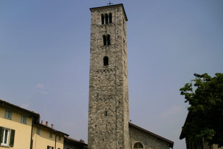 Il caratteristico campanile della chiesa di Sant'Eufemia a Erba 