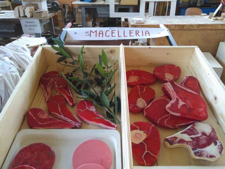 Progetto curato da Alessandro Guerriero, designer, che insieme agli istruttori di Sacra Famiglia segue le attività dei laboratori “Arteticamente” (laboratori di terapia occupazionale dove lavorano le ragazze e i ragazzi disabili e con autismo).  Nelle foto alcuni oggetti realizzati dai ragazzi per il Salone del Mobile, esposti questa settimana allo spazio FeelingFood Milano