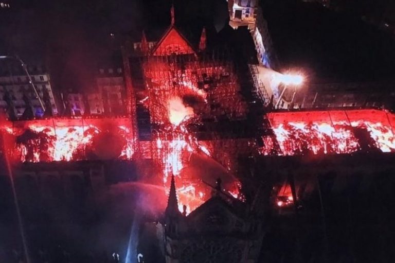 Un'immagine del rogo di Notre-Dame