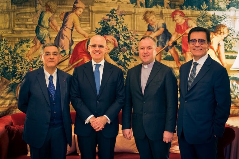 Qui sopra, il rettore don Alberto Torriani all'Ambasciata di Londra con l'ambasciatore italiano Raffaele Trombetta (alla sua destra). Nella minigallery, un altro momento dell'incontro londinese e immagini relative al progetto di gemellaggio con la comunità cattolica di Qaraqosh - Mossul (Nord Iraq) 