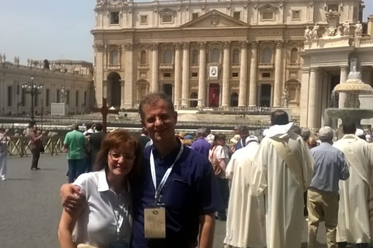 Cesare Bidinotto e la moglie Cristina in Piazza San Pietro