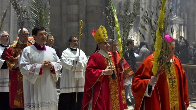 «Non essere spettatori ottusi, ostili o abituali del dramma e della glorificazione di Cristo»