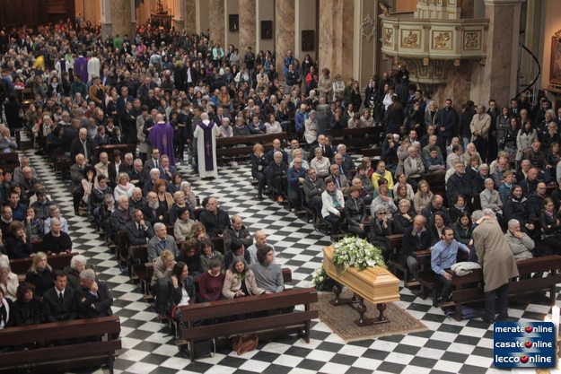 La Basilica di San Nicolò durante i funerali di Marco Deriu (da www.leccoonline.com)
