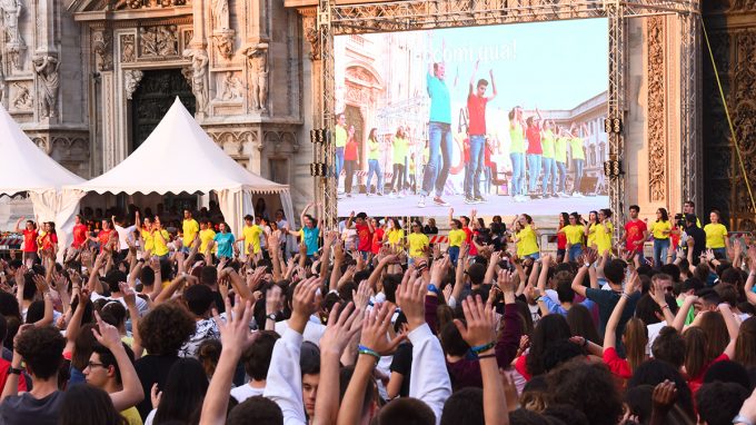 Gli animatori aprono la copertina dell'oratorio estivo