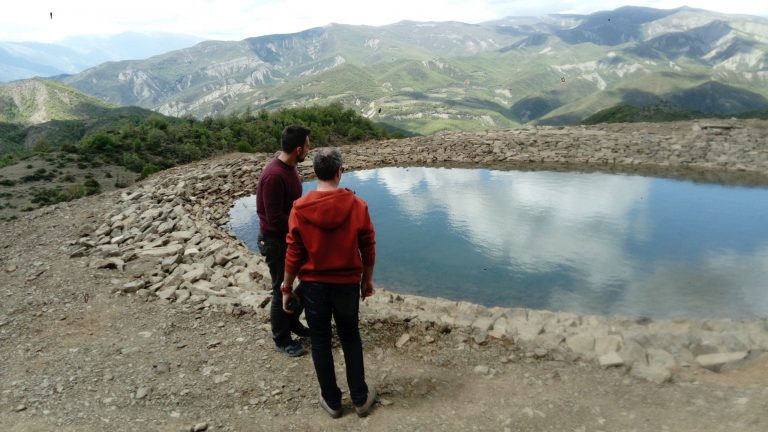 Il laghetto realizzato sulle alture di Permet