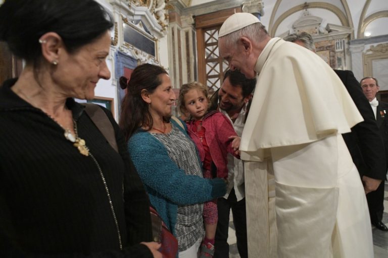 Il Papa con una famiglia Rom