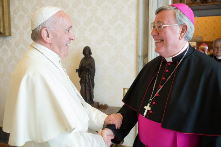 Papa Francesco e monsignor Jean Claude Hollerich SJ, presidente della Comece