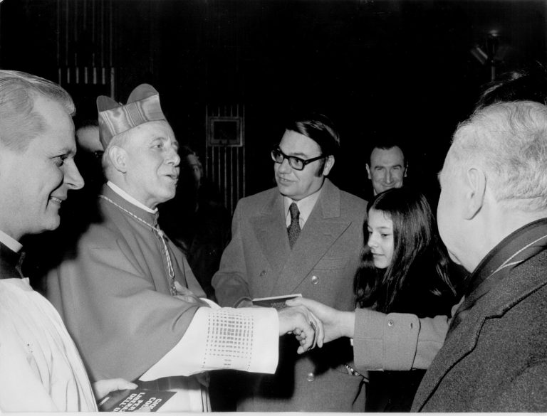 Il card. Giovanni Colombo saluta un giornalista; di fronte Gigi de Fabiani con la figlia Giovanna