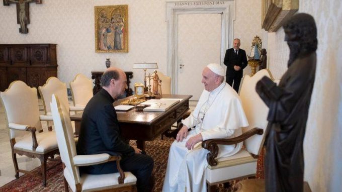 Carità del Papa, «stare con i poveri e gli “scarti” della società»