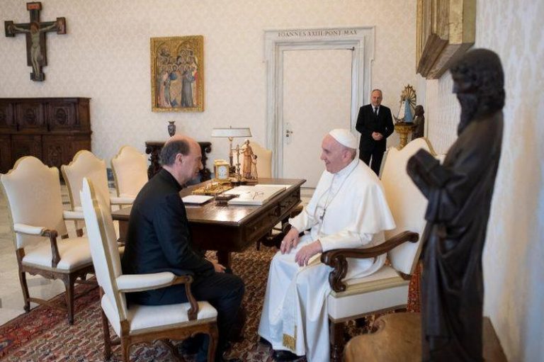 Monsignor Russo con papa Francesco