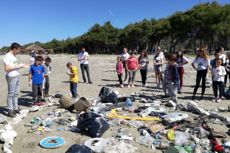 Una raccolta di rifiuti sulle spiagge