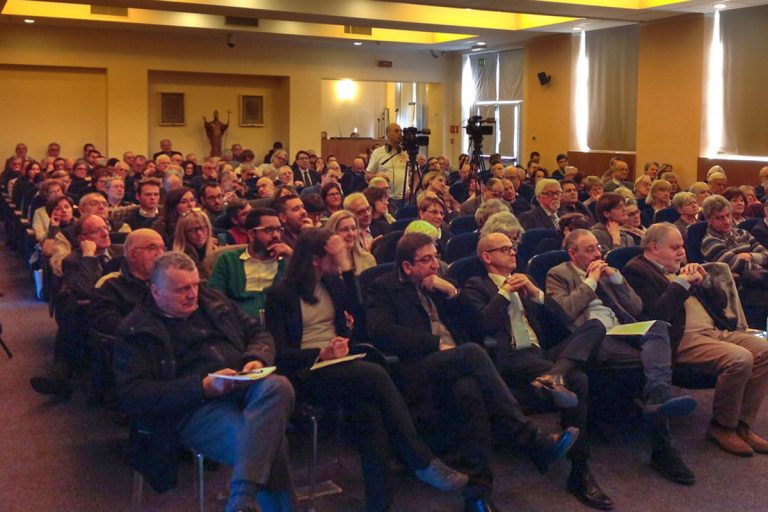 Il pubblico intervenuto all'incontro tra l'Arcivescovo e gli amministratori locali della Zona II a Gazzada (16 febbraio)  