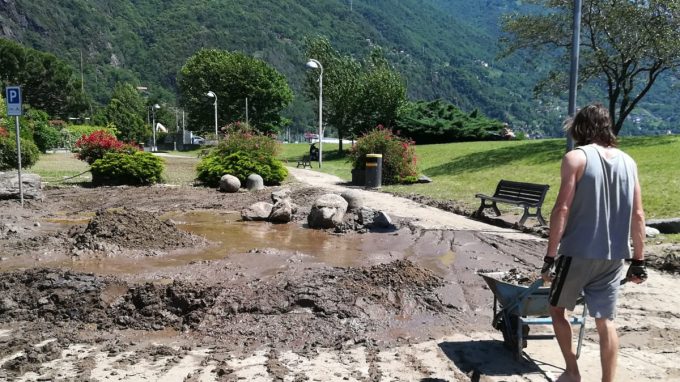 Caritas Ambrosiana: volontari all'opera con 10 idropulitrici a Dervio per pulire le case dal fango