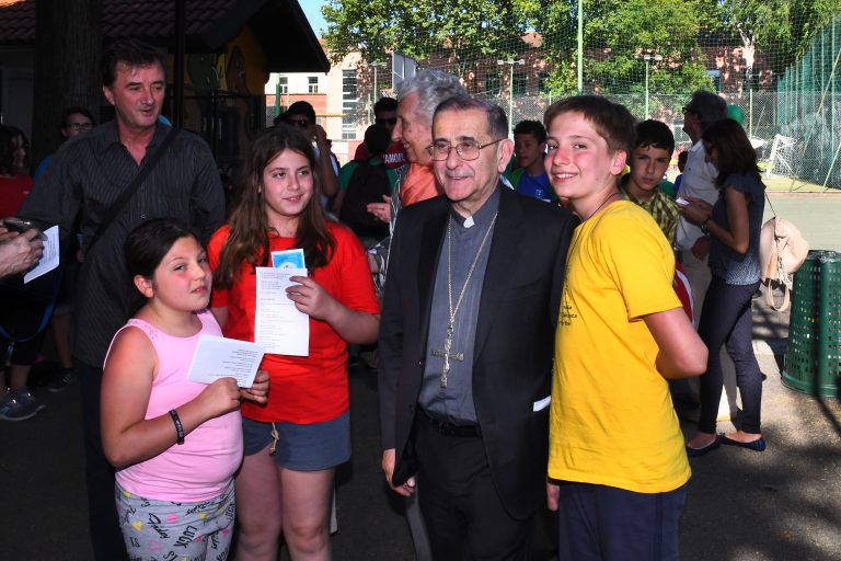 L'Arcivescovo in visita a un oratorio estivo negli anni scorsi
