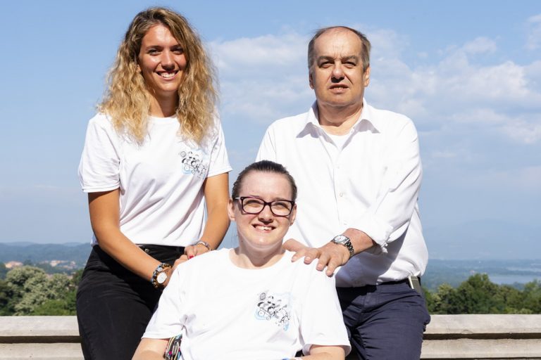 Vittore De Carli, con Greta, la giovane unitalsiana nominata Cavaliere della Repubblica dal presidente Mattarella, come primo soccorritore in carrozzina tra i piccoli ricoverati in ospedale 