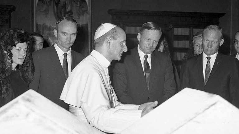 Paolo VI riceve in udienza gli astronauti dell'Apollo 11