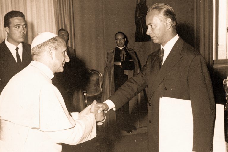 Papa Paolo VI stringe la mano al maestro Luciano Chailly che gli consegna la partitura della sua Missa Papae Pauli
