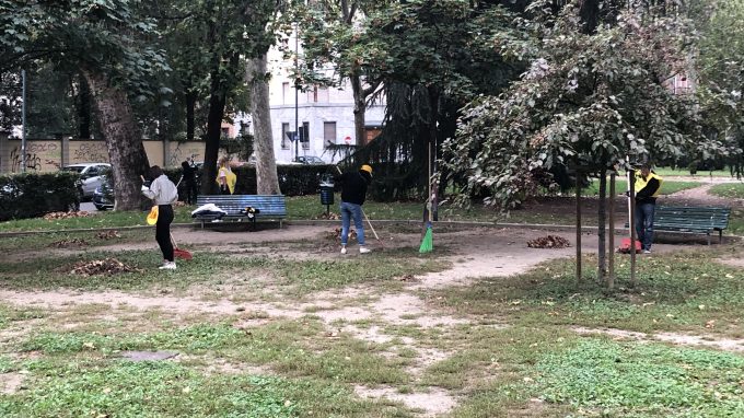 Detenuti, volontari e parrocchiani ripuliscono i parchi del centro