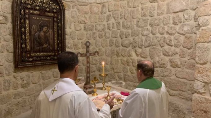 monsignor-delpini-celebra-la-santa-messa-nel-monastero-di-san-sergio-e-bacco-a-maalula-nel-2013-e-nei-primi-mesi-del-2014-profanato-saccheggiato-e-distrutto-dai-jihadisti-di-a