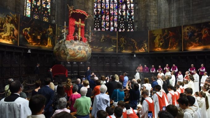 Rito della Nivola in Duomo. «Veneriamo il Santo Chiodo cercando risposte alle nostre domande»