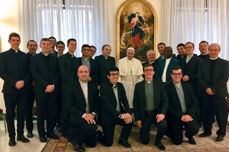 Monsignor Michele Di Tolve ricevuto da papa Francesco con gli educatori del Seminario e i diaconi ordinati preti a giugno
