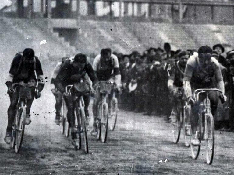 Da “E mi alzo sui pedali”