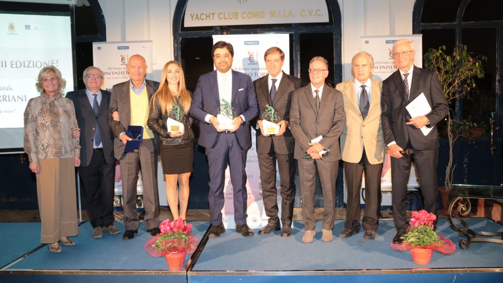 I premiati (al centro) con i fratelli Torriani e il conduttore Claudio Gregori