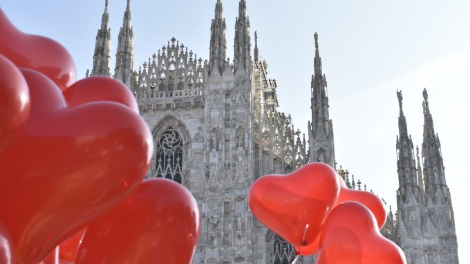 In Piazza Duomo 10 mila piatti vuoti per dire no alla fame