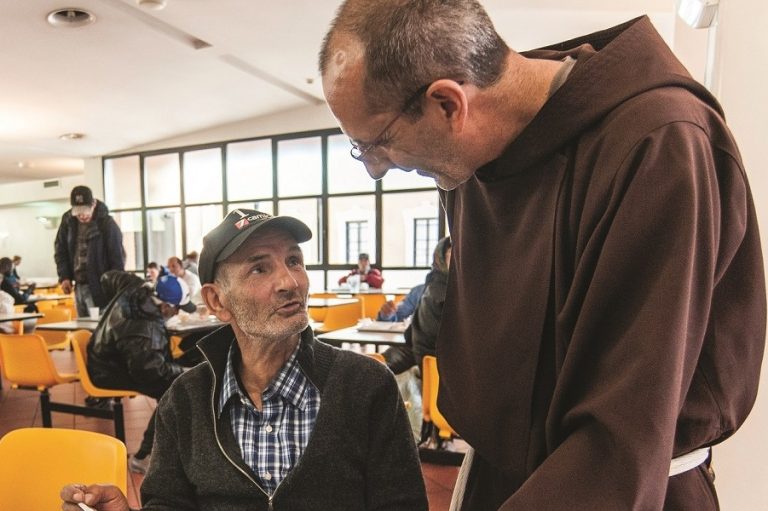 Fra Domenico con un ospite della Mensa