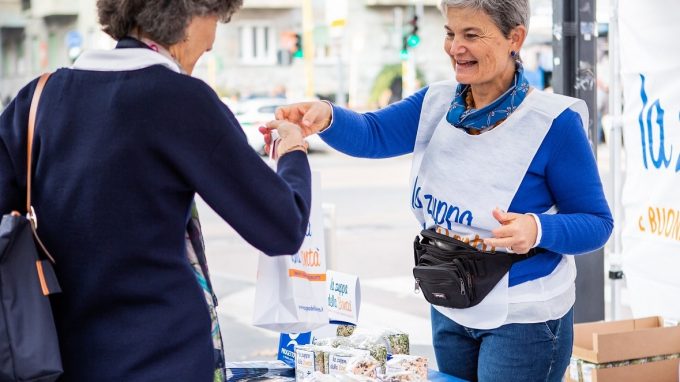 volontari-per-zuppa-della-bonta_progetto-arca_1-cropped