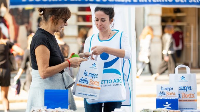 volontari-per-zuppa-della-bonta_progetto-arca_2-cropped-2