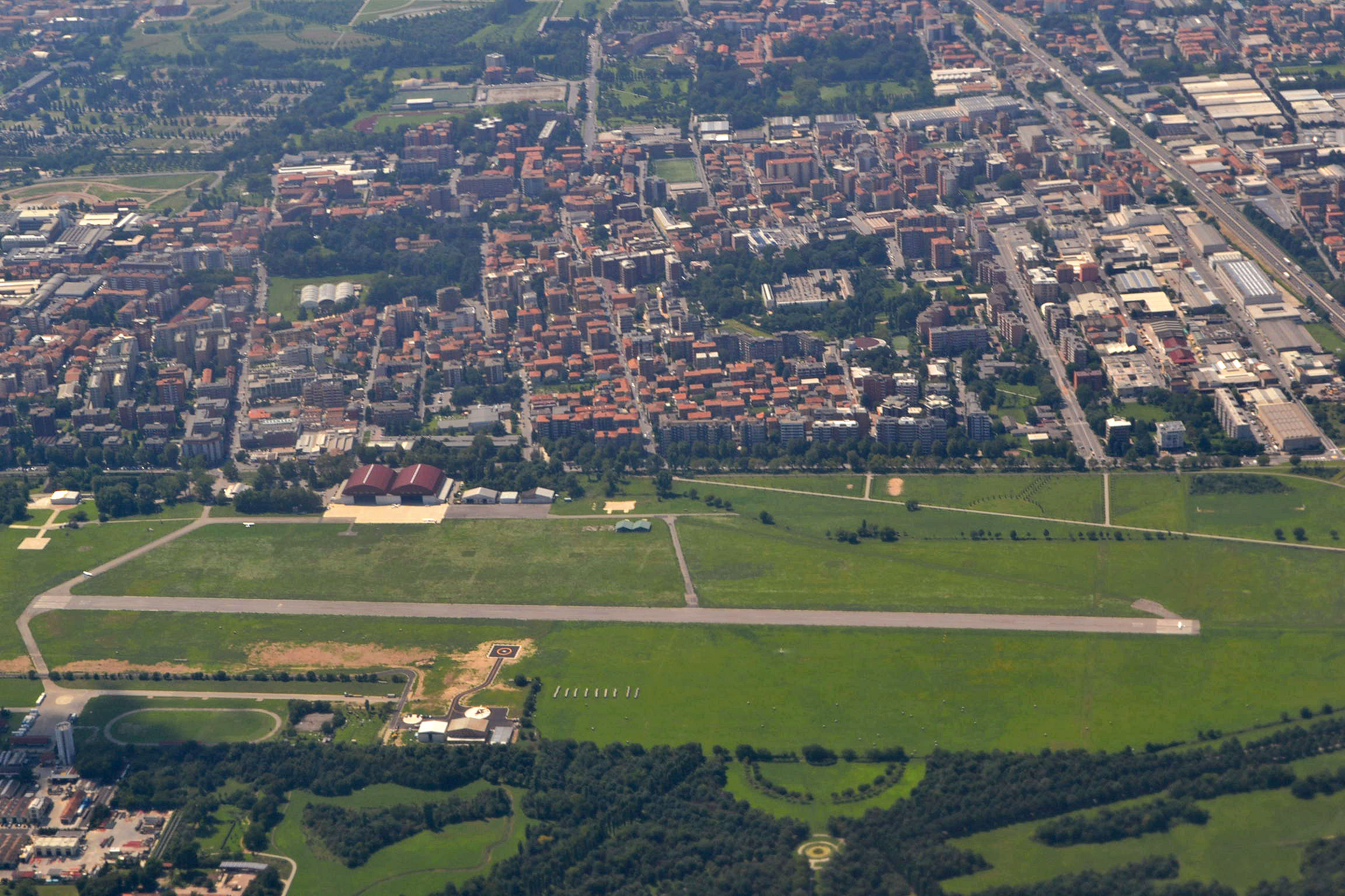 Milano-Bresso_Airport_(aerial_view)