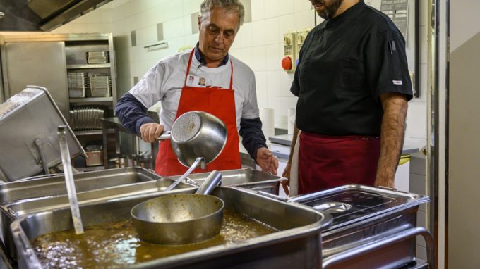 A Milano Stefano Boeri è volontario alla mensa dei poveri