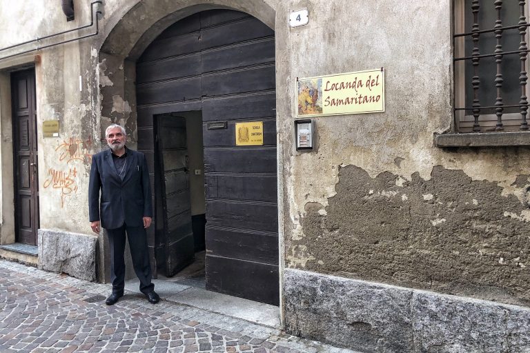 Alvaro Cappellini davanti all'ingresso della Locanda del Samaritano