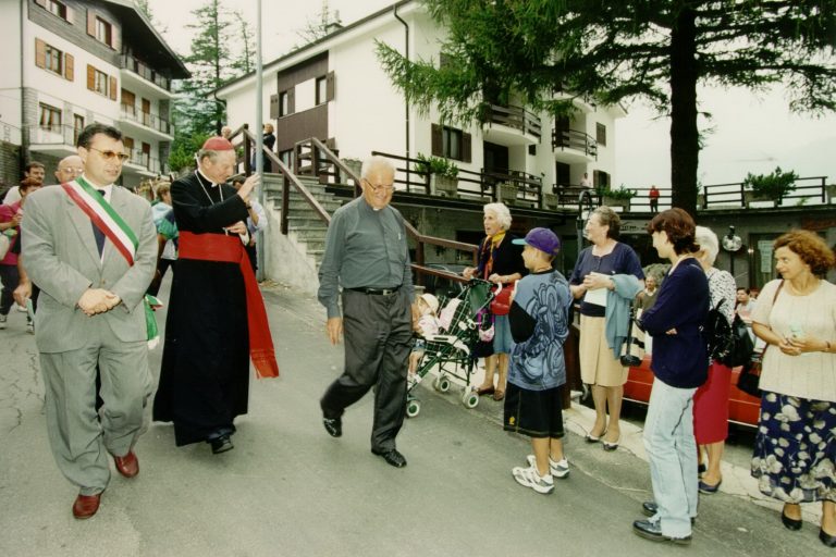 Don Gregorio Valerio (al centro della foto) accompagna il cardinale Carlo Maria Martini in una visita sul territorio
