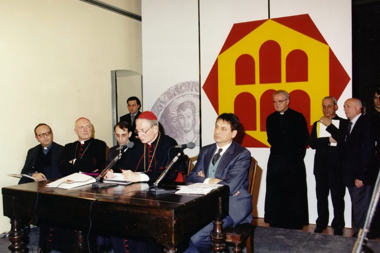 Don Gregorio Valerio (sullo sfondo) accompagna il cardinale Martini in un incontro pubblico