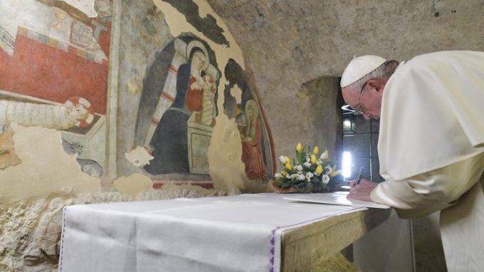 Il Papa a Greccio: «Fare il presepe in famiglia, nei luoghi di lavoro, nelle piazze»