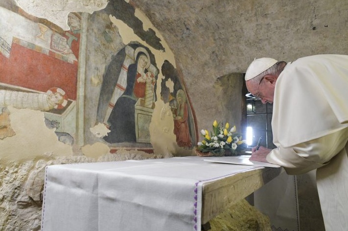 Il Papa firma la lettera apostolica a Greccio