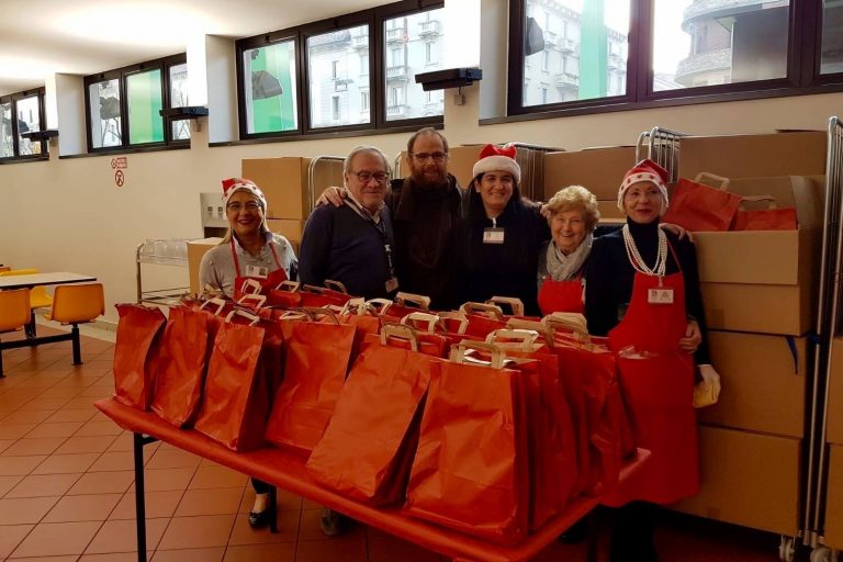 Aldo insieme ad altri volontari all'Opera San Francesco