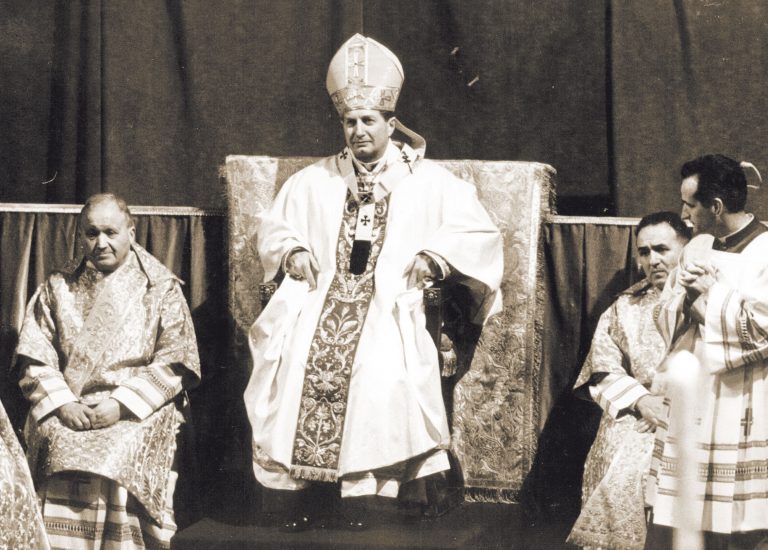 Il neo Arcivescovo in Cattedrale durante la solenne celebrazione