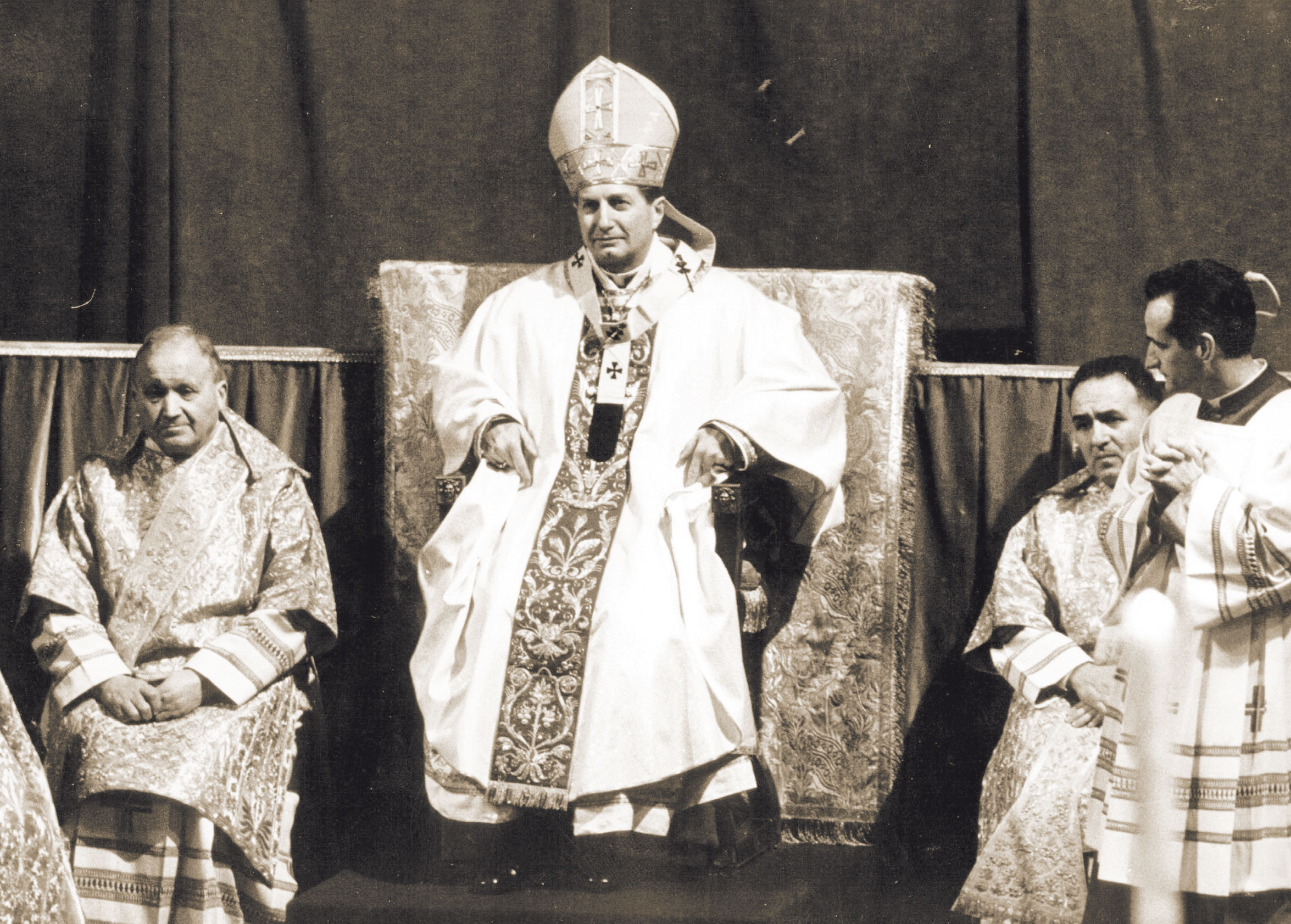 Il neo Arcivescovo in Cattedrale durante la solenne celebrazione