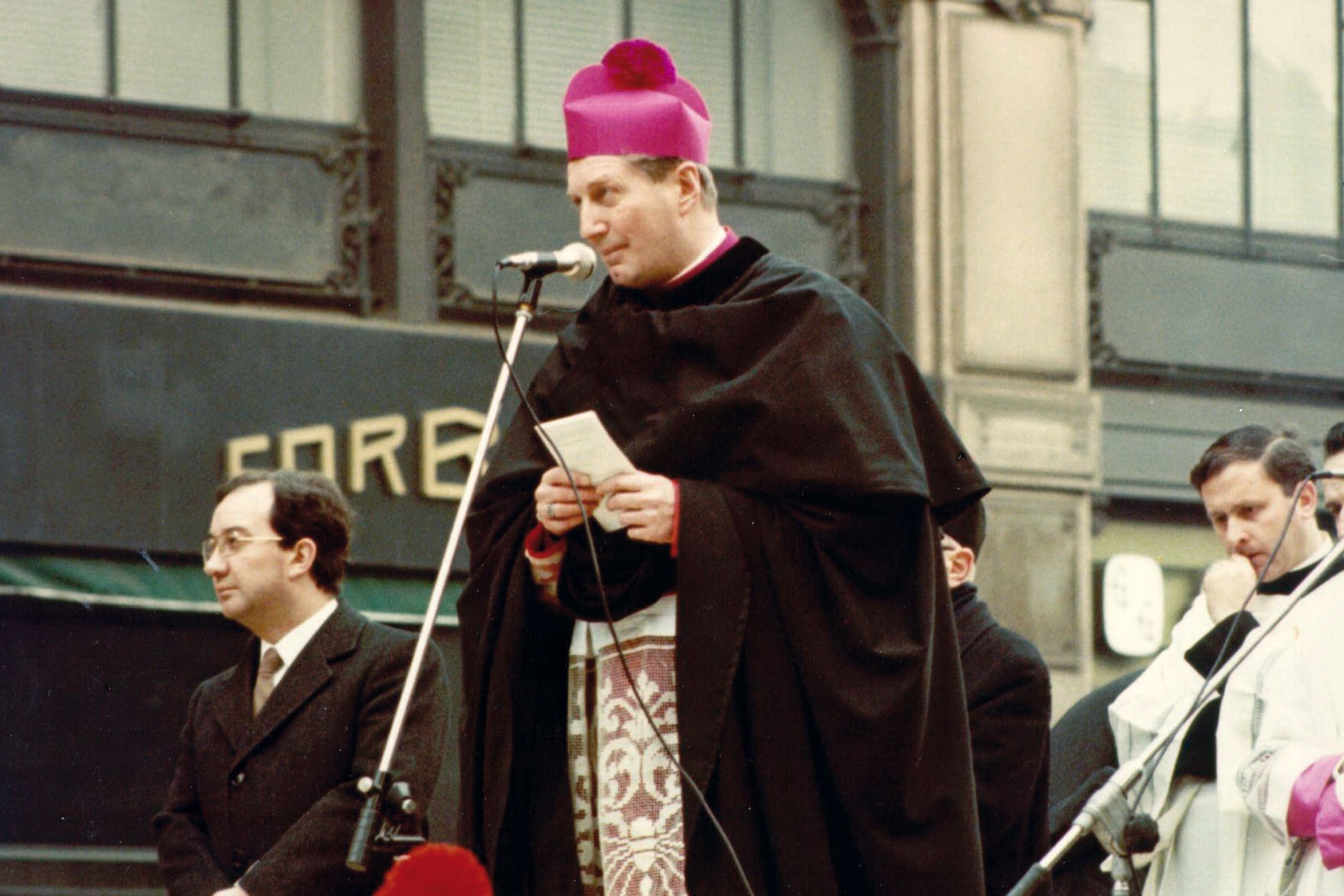 Il giovane don Erminio De Scalzi alle spalle dell’Arcivescovo durante il saluto alla cittadinanza in piazza Cordusio