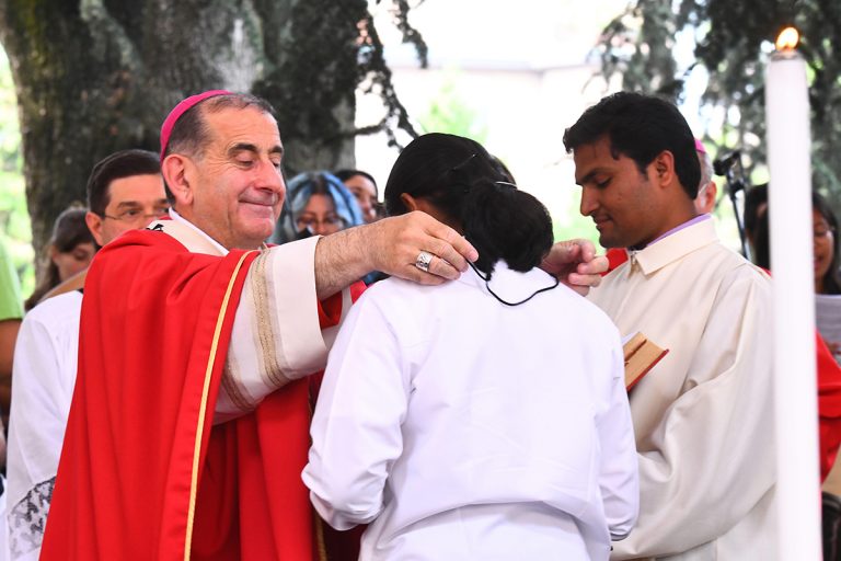 L'Arcivescovo consegna il crocefisso a una missionaria in partenza