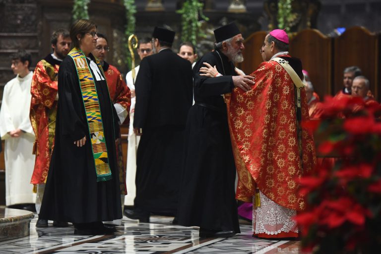 L'abbraccio tra l'Arcivescovo e i componenti del Consiglio delle Chiese cristiane di Milano in occasione della Messa della Pace dell'1 gennaio in Duomo