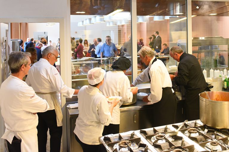 Fra i “Regali solidali” ci sono anche 683 pasti offerti presso il Refettorio Ambrosiano di piazza Greco