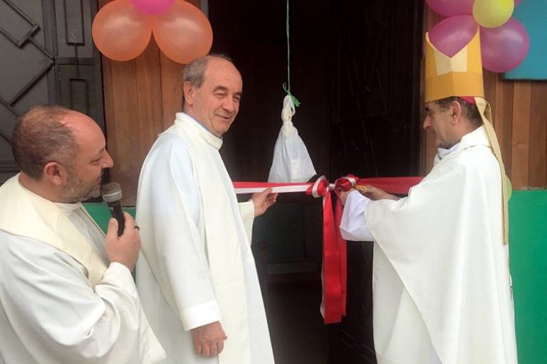 Don Maurizio Zago (al centro) con l'Arcivescovo in un momento del viaggio in Perù